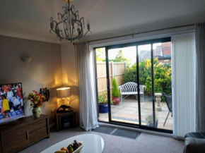 Ludlow Mews Town House with Free parking